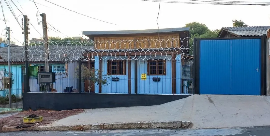 Imagem Casa térrea de 2 dormitórios, living, cozinha, churrasqueira, área de serviço, banheiro social, vaga para 2 automóveis.