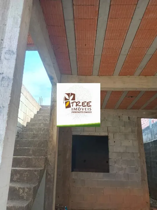 Imagem VENDA DE CASA EM CONSTRUÇÃO NO PARQUE RODRIGO BARRETO, EM ARUJÁ/SP, 75m² com dormitório, cozinha americana, sala e garagem coberta. CONSULTE-NOS.