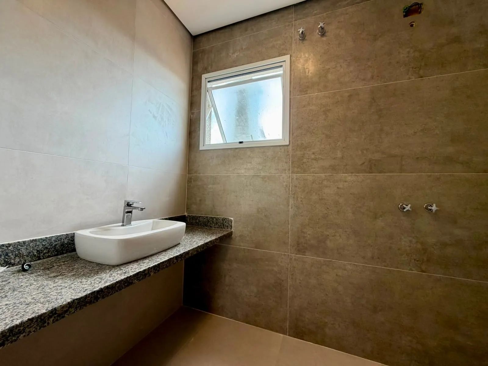 Imagem Casa à Venda, com 3 dormitórios, suíte master com closet, piscina, área gourmet e 147 m², no Golden Park II