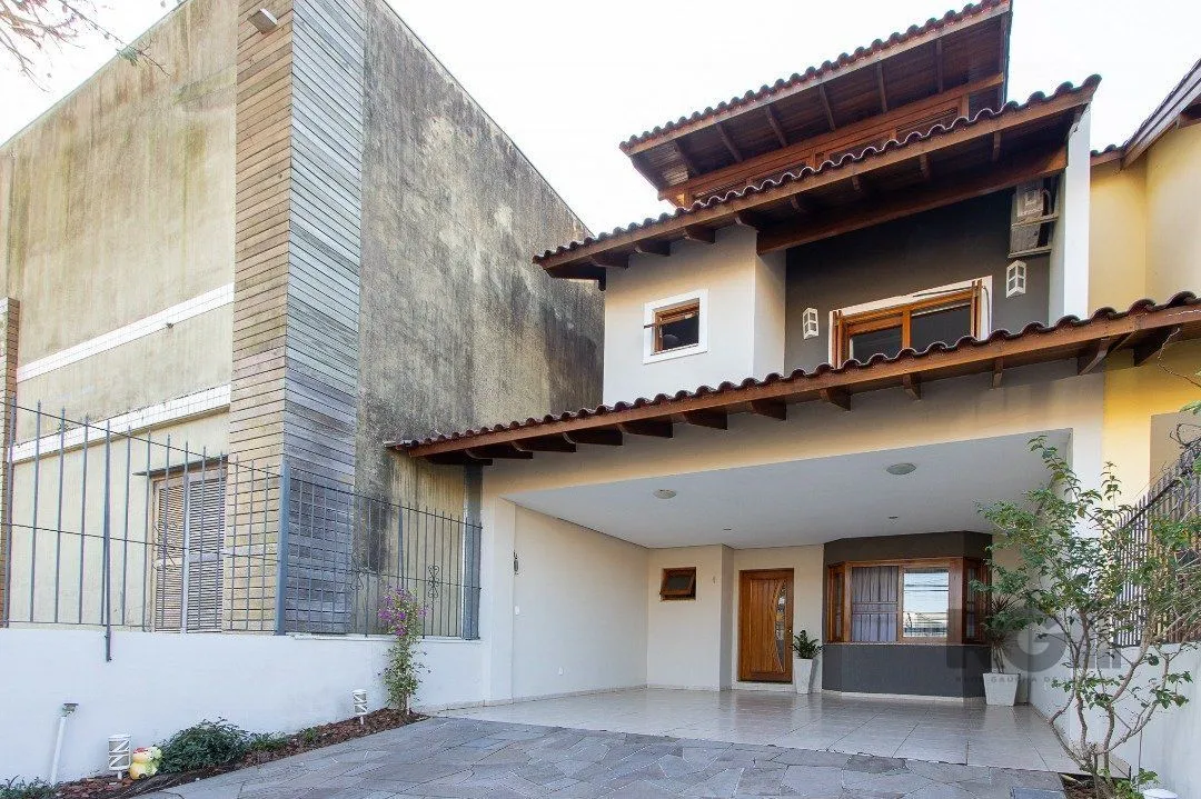Imagem Casa para Venda - 300m², 5 dormitórios, sendo 1 suites, 4 vagas - Portal do Guarujá