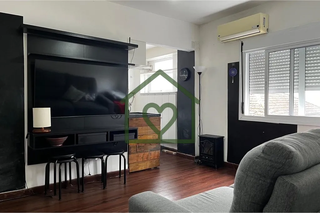 Apartamento 1 dormitório desocupado com vaga de garagem, 33m2, semi mobiliado, em prédio com eleva...