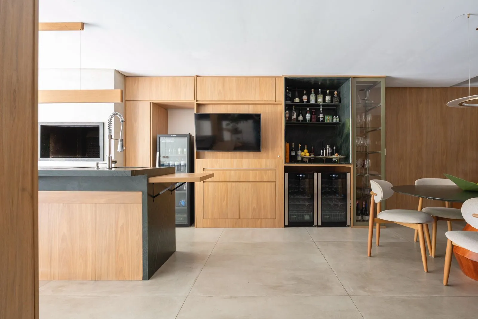 Imagem Casa com 3 suítes amplas, além de uma sala generoso com lareira e 2 vagas de garagem.