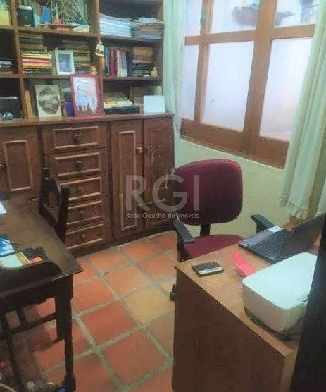 Imagem Casa com 03 dormitórios, churrasqueira, pátio com piscina e 5 vagas de garagem no bairro Menino Deus