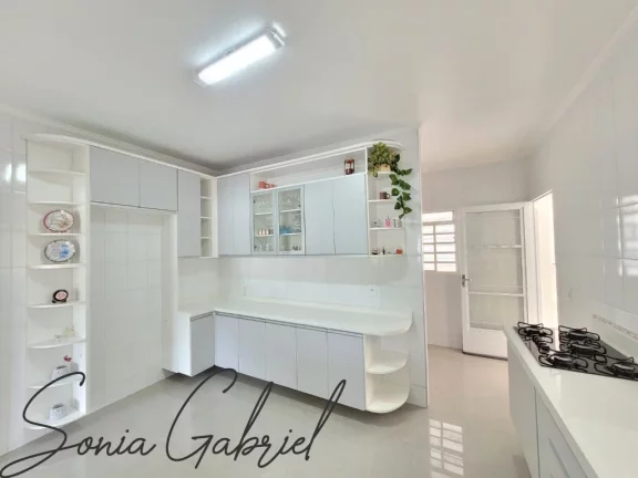 Imagem Imperdível! Casa à venda em Vinhedo-SP, bairro Nova Vinhedo. 3 quartos, 1 suíte, 2 salas, 3 banheiros, 4 vagas, 259m².