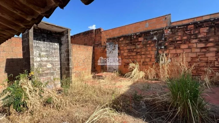 Imagem Casa à venda no bairro Vila Militar, Uberaba - 2 dormitórios e amplo quintal!