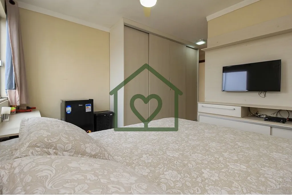 Imagem Excelente Oportunidade de sobrado com frente leste e fundos oeste, piso de porcelanato, escadas reve...