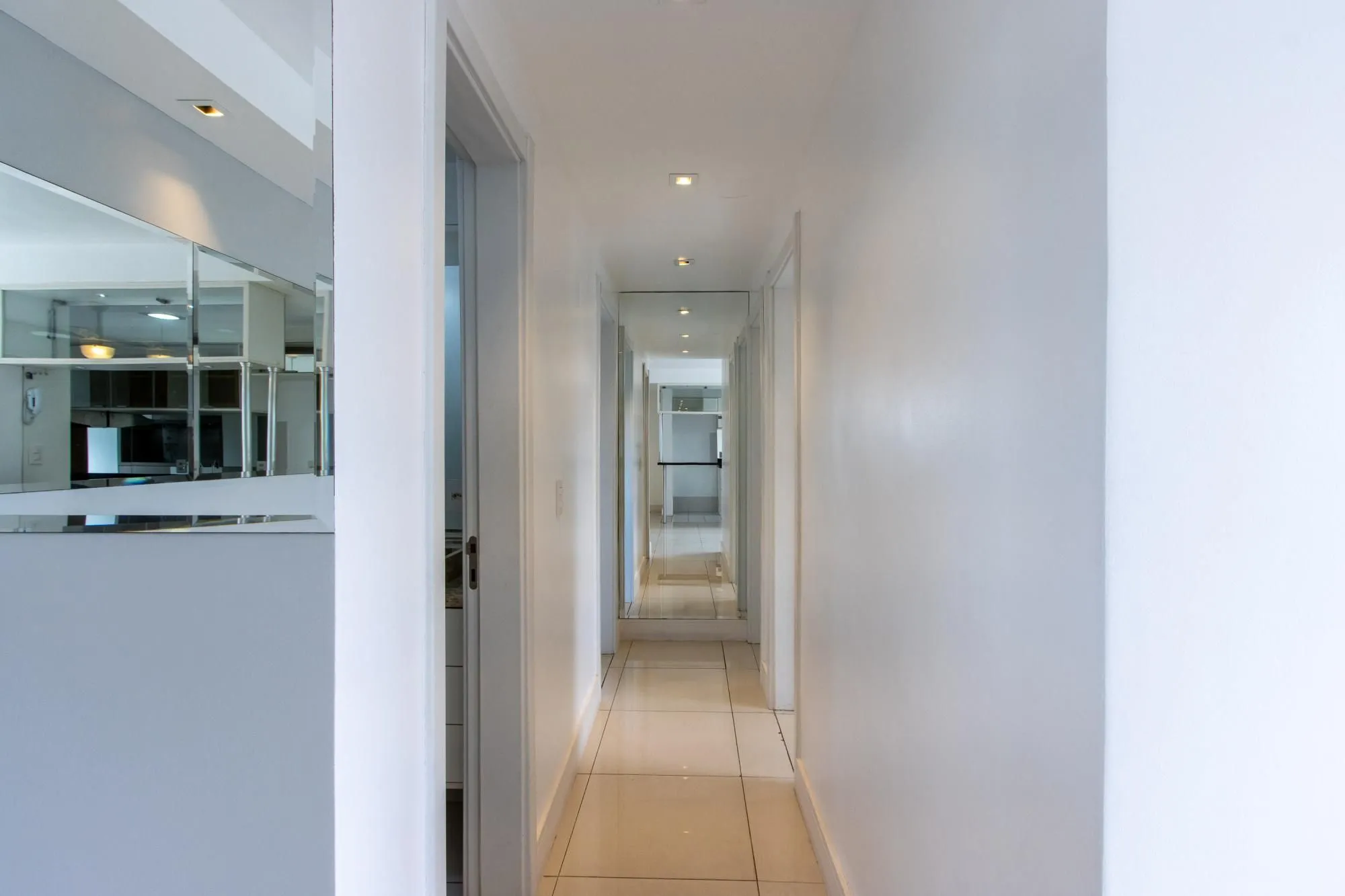 Imagem Apartamento no Bairro Cristal de 3 dormitórios,1 Suíte, Semi mobiliado com 1 vaga escriturada