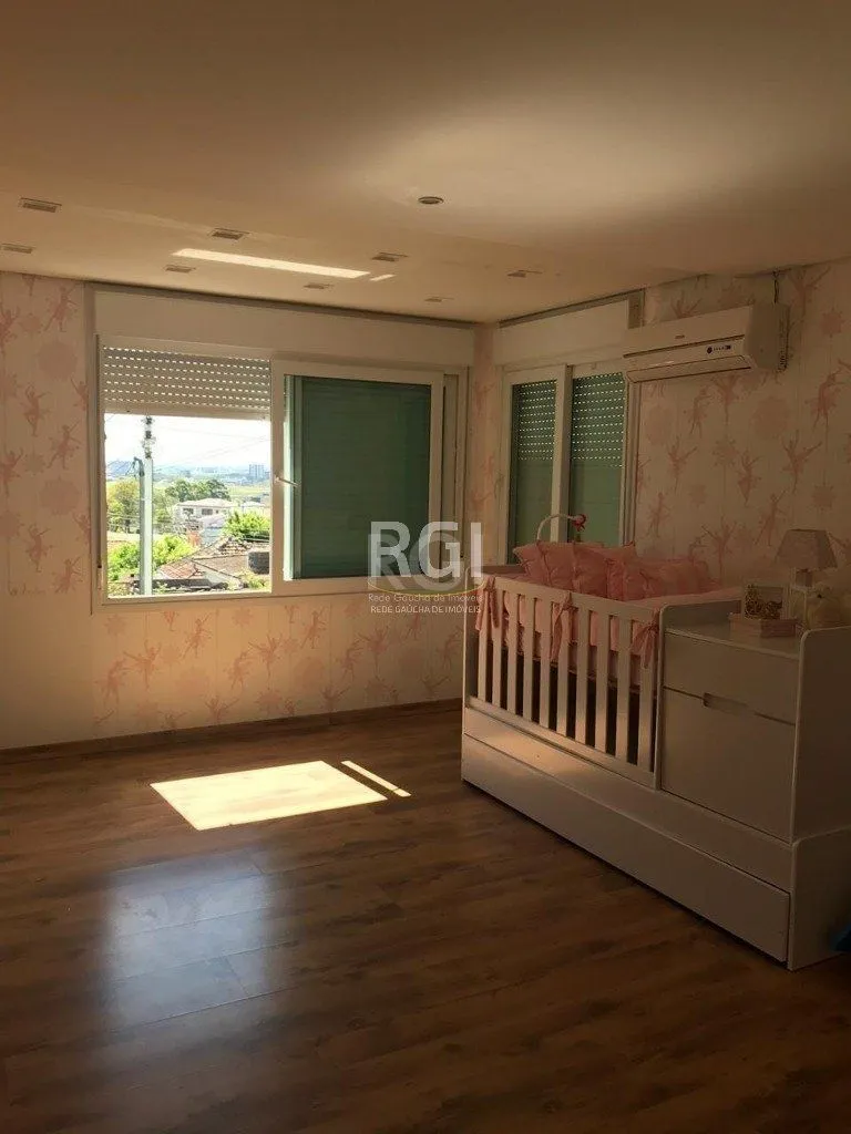Imagem Casa para Venda - 319.25m², 6 dormitórios, sendo 4 suites, 3 vagas - Jardim Floresta