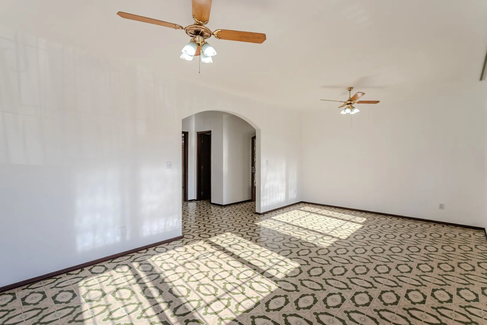 Imagem Casa no Partenon com 4 dormitórios e 4 vagas DESOCUPADA