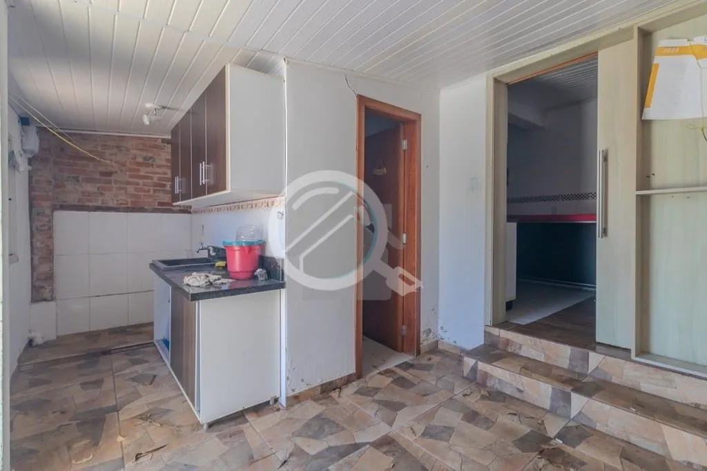 Imagem Sobrado três quartos com uma suíte, living, banheiro social, cozinha e pátio. O sobrado possui ar...