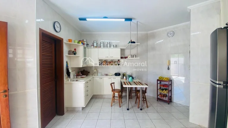 Imagem Casa rústica no San Conrado, com varanda e lindo jardim frontal. 
Terreno amplo de 764 m², com gra...
