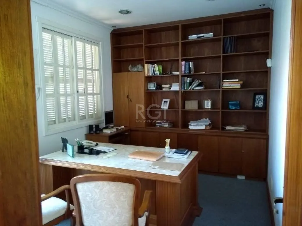 Imagem Casa para Venda - 300m², 4 dormitórios, 4 vagas - Menino Deus
