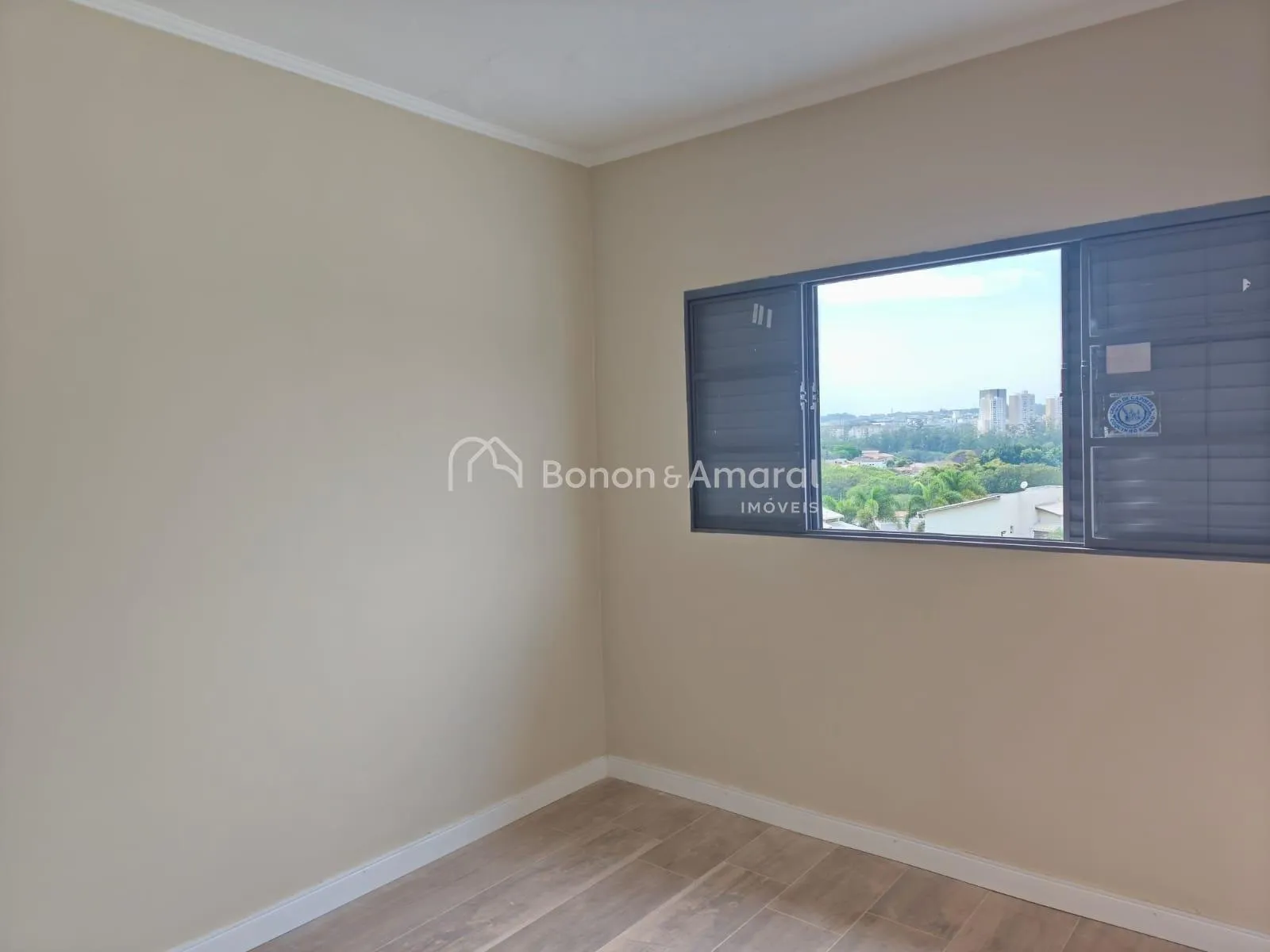 Imagem Casa Ampla com Duas Moradias Independentes, 4 Quartos, 6 Vagas e Quintal Espaçoso