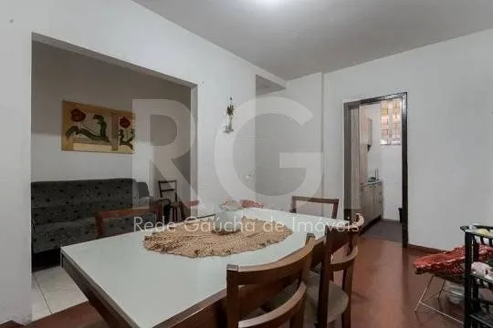 Imagem Casa composta por seis(6) dormitórios, no bairro Passo da Areia em Porto Alegre/RS.