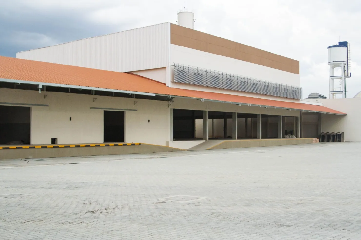 Foto do imóvel Excelente Imóvel Comercial em Cruzeiro com Galpões a Partir de 600m², Escritórios e Estacionamento para 270 Vagas, Ideal para Indústria, Comércio ou E