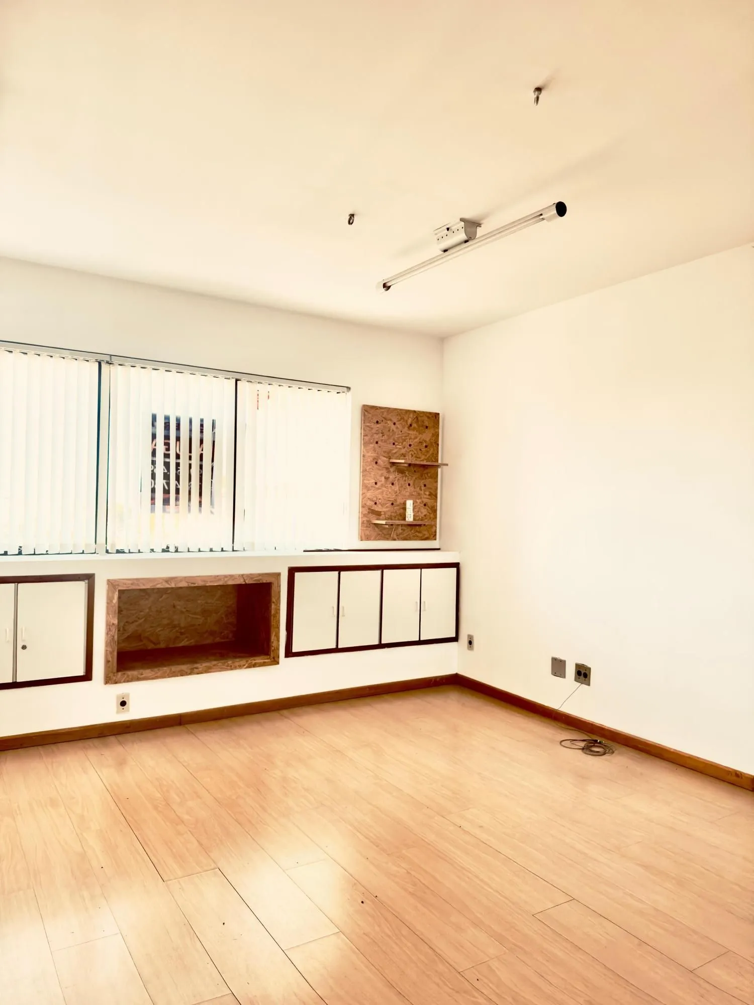 Imagem EXCELENTE SALA COMERCIAL À VENDA - Av. Cristóvão Colombo, 2427