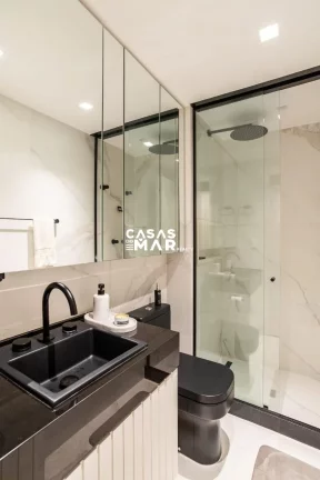 Imagem Apartamento de Luxo no Leblon: 2 quartos, 1 suíte, 2 salas, 2 banheiros, 1 vaga. 133m², próximo à praia, novíssimo, com piscina.