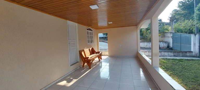 Imagem Casa 03 quartos, semi mobiliada, amplo espaço de terreno, Santa Rita, Campo Largo/PR