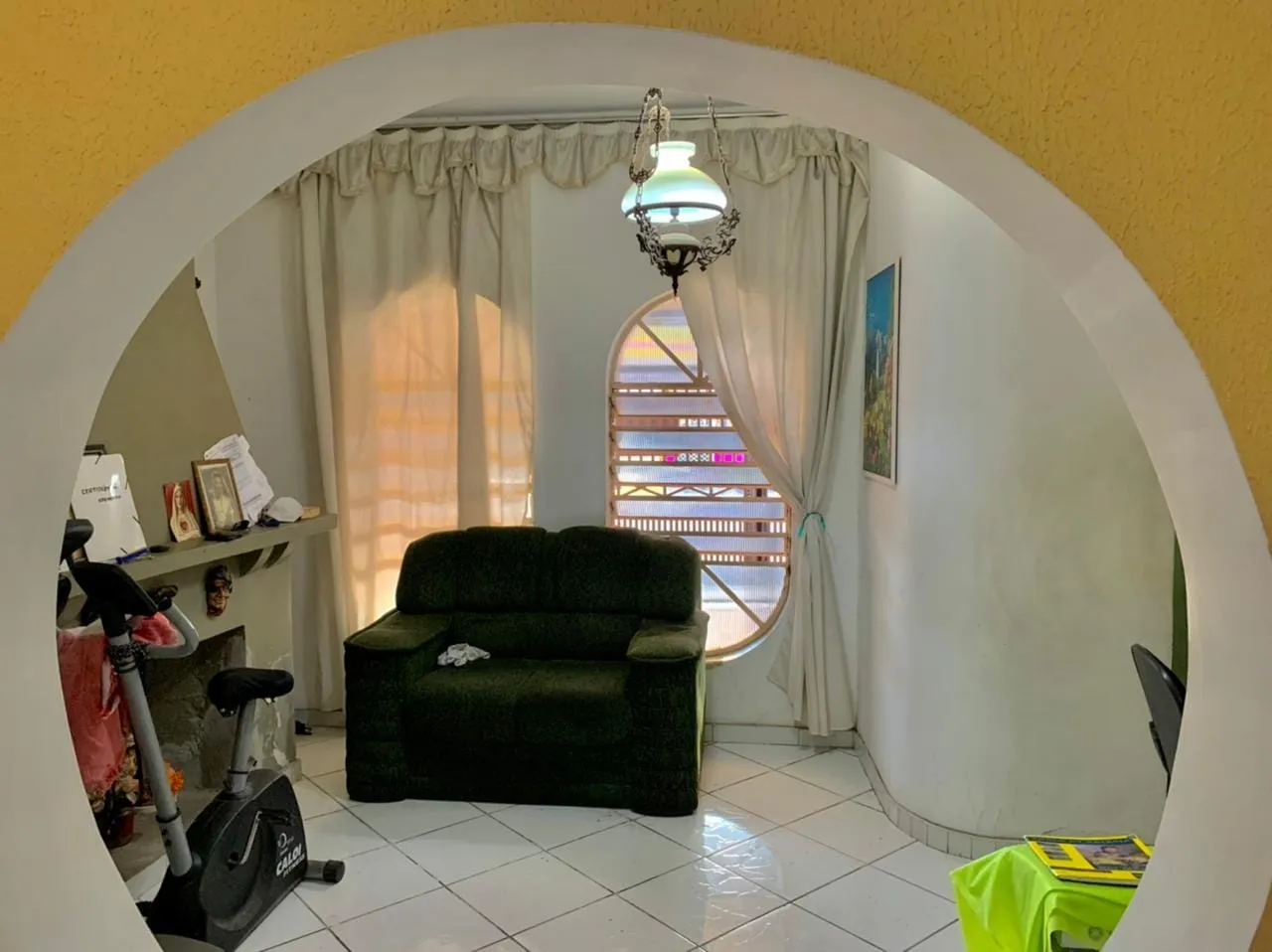 Imagem Comercial para Locação 6 Quartos, 3 Suites, 4 Vagas, 400M², Centro, Taubaté - SP