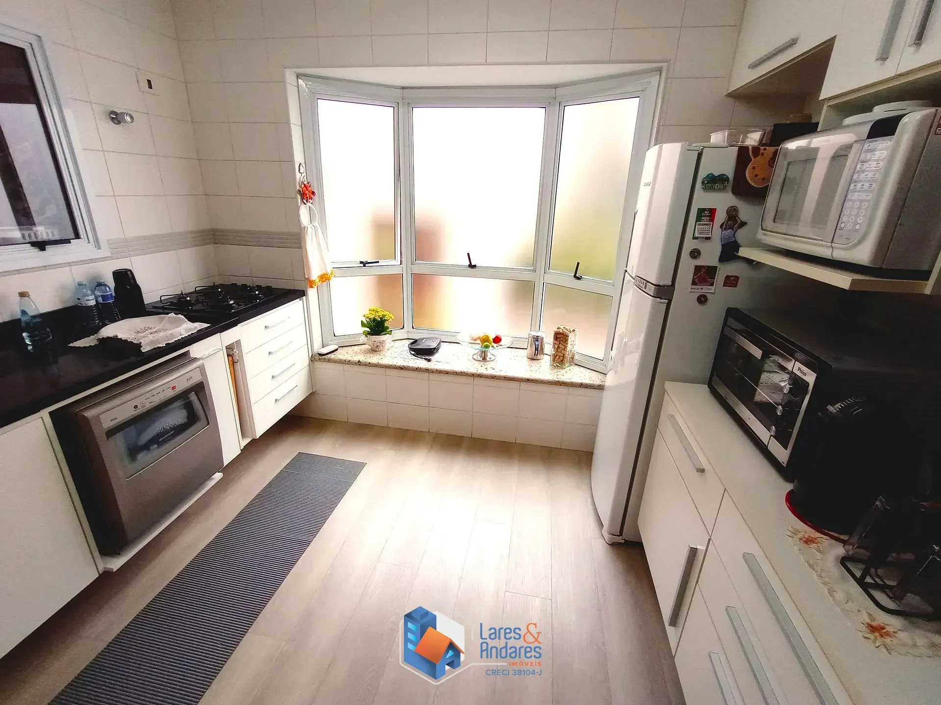 Imagem SOBRADO EM COND. COM 180M² COM 3 DORMS SENDO 1 SUÍTE, AMPLO ESPAÇO COM CHURRASQUEIRA, PLANEJADO NA COZINHA E SUÍTE, 2 VAGAS - SANTA TERESINHA
