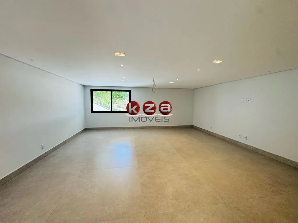 Imagem Casa de Luxo em Condomínio: 5 suítes, 5 salas, 9 banheiros, 4 vagas na cidade de Valinhos-SP, Condomínio Vale do Itamaracá - 760m².