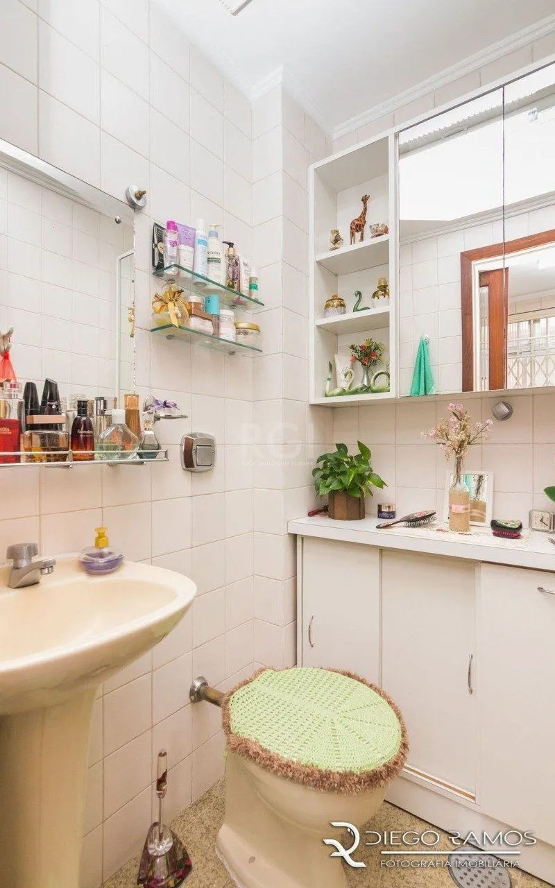 Imagem Apartamento de 2 dormitórios ,80 M² com possibilidade de transformação em 3 dormitórios. Living: Para dois ambientes e estar íntimo. Copa-Cozinha: Funcional e bem equipada. Ampla Área de Serviç