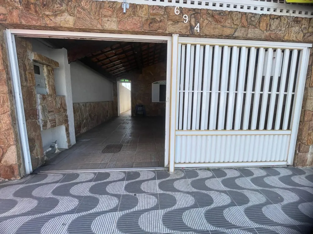 Foto do imóvel Residência na Praia Grande, com 3 quartos, sendo 1 suíte, e churrasqueira. em Guilhermina, Praia Grande - SP