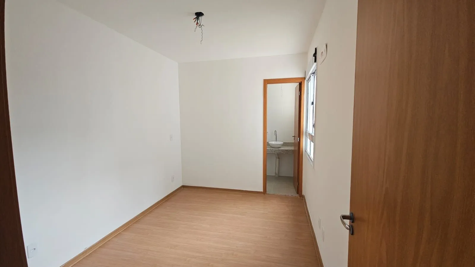 Imagem Apartamento 2 dormitórios , suíte , sacada com churrasqueira , 1 vaga de garagem coberta !