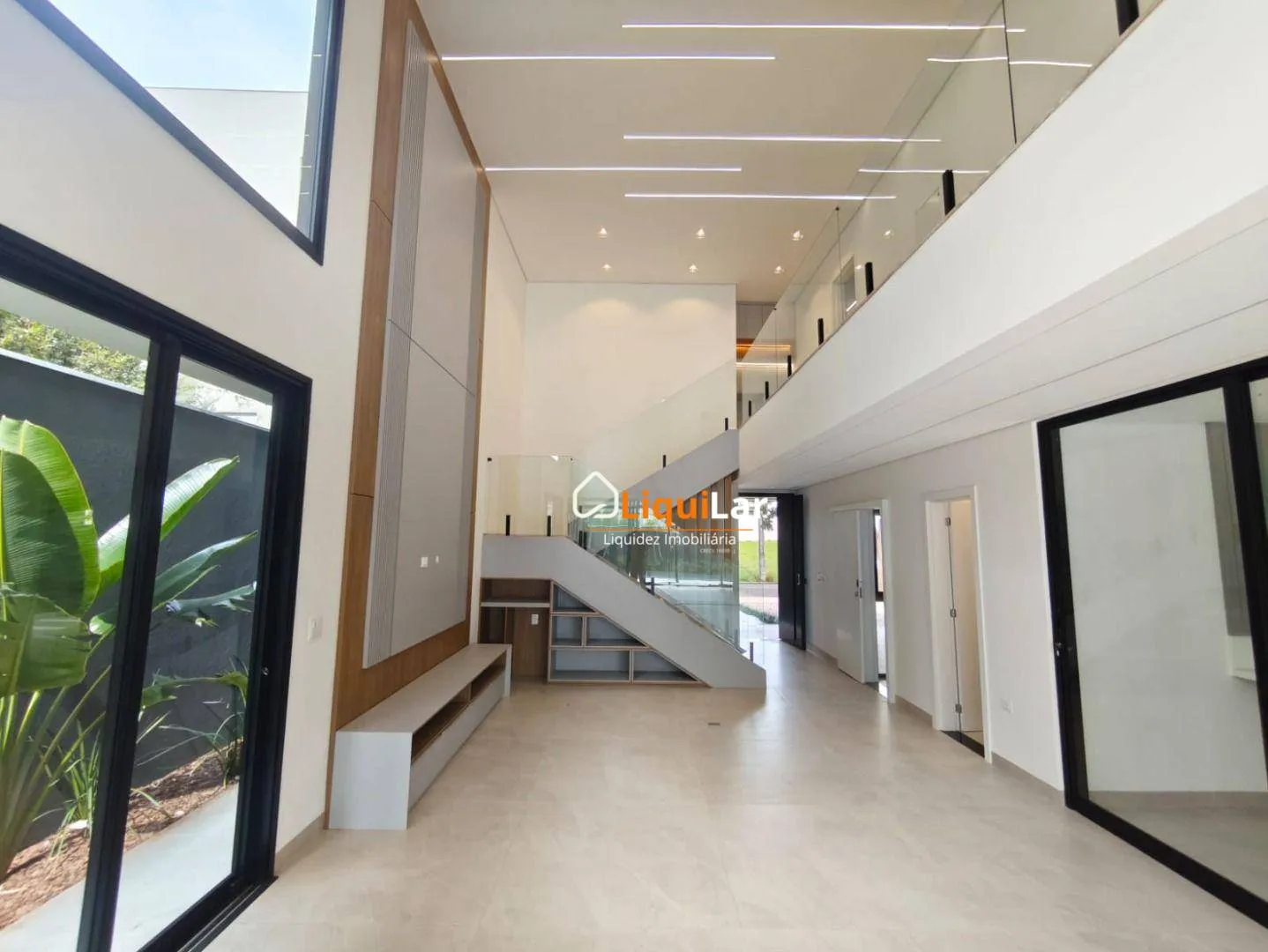 Imagem Sobrado de Alto Padrão no Alphaville II com 4 Suítes, Piscina e Suíte Master com Closet