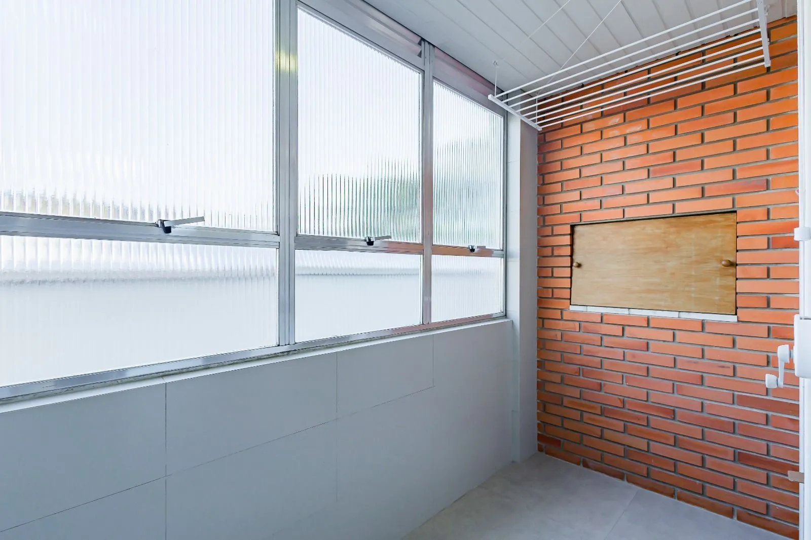 Imagem Apartamento a venda com dois dormitorios e vaga coberta no bairro Menino Deus.