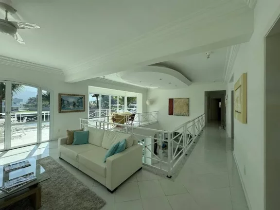Imagem Casa cinematográfica em Condomínio Náutico