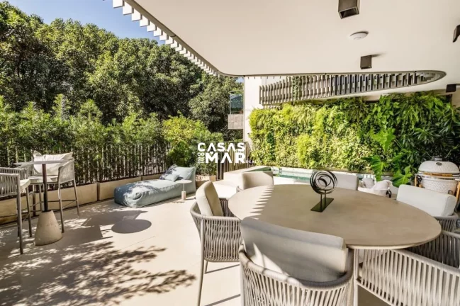 Imagem Apartamento de Luxo no Leblon: 2 quartos, 1 suíte, 2 salas, 2 banheiros, 1 vaga. 133m², próximo à praia, novíssimo, com piscina.