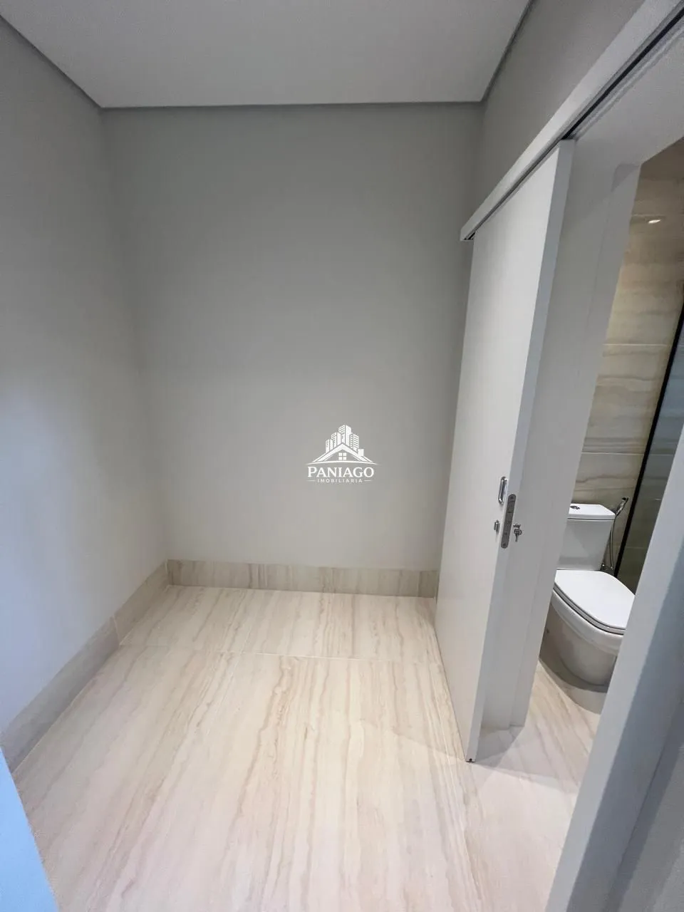 Imagem Casa com 5 Quartos, 4 Suítes e Piscina à Venda no Villa Jardim