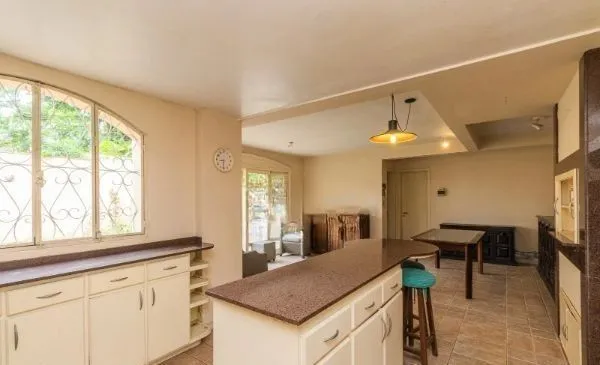Imagem CASA DESOCUPADA E SEMI MOBILIADA, COM SUÍTE MASTER, SACADA, VISTA PANORÂMICA, EM AMPLO TERRENO NO SANTA TEREZA