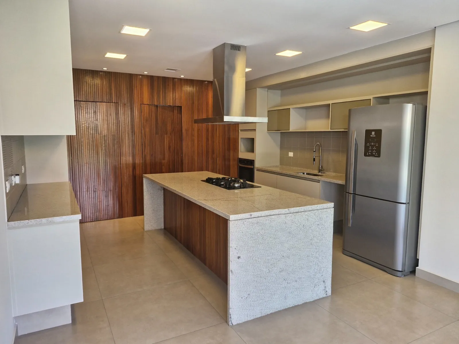 Imagem Casa de alto padrão para locação no Lago Azul Golf Club, Araçoiaba da Serra, com 4 suítes, piscina aquecida e 465 m²