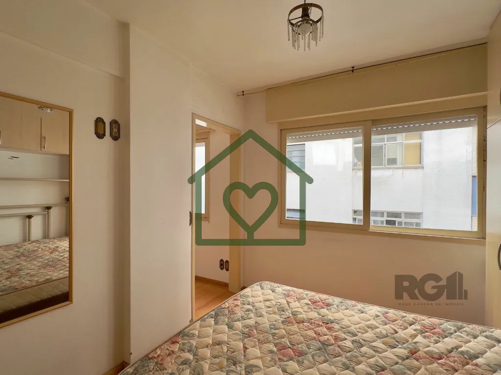 Imagem Apartamento semimobiliado de 38m2, com um dormitório, living para dois ambientes, cozinha ampla com...