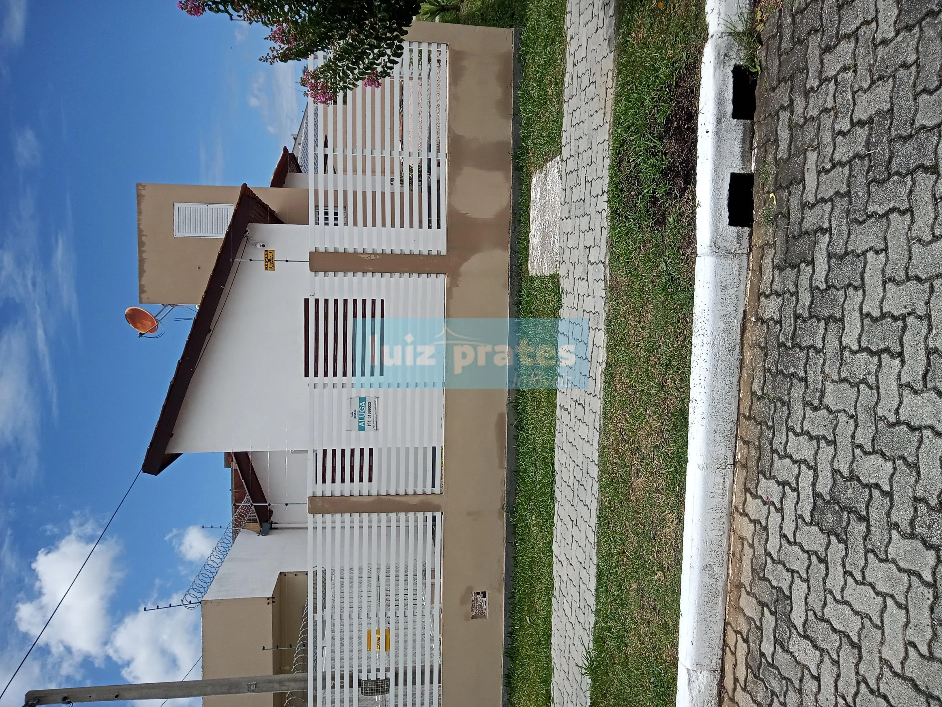 Imagem Ótima casa térrea, pátio grande, toda murada, portão acionamento eletrônico