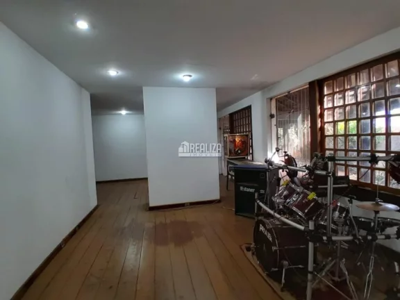 Imagem Casa à venda no bairro Nossa Senhora da Abadia, em Uberaba: 4 dormitórios, suíte, área de lazer e mais!