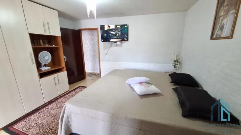 Imagem Casa, terreno com duas casas, 05 quartos c/suíte, área gourmet, no Capão Raso em Curitiba PR
