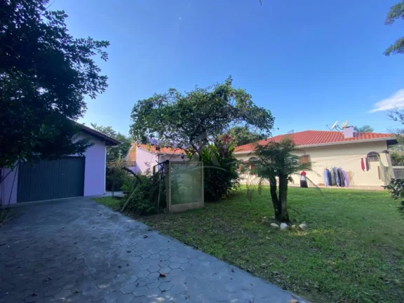 Imagem CASA COM AMPLO TERRENO, 3 QUARTOS, CENTRO