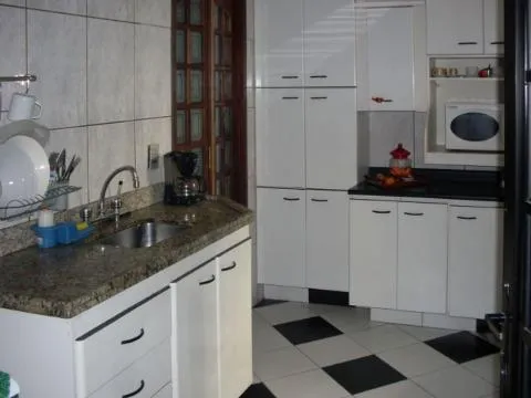 Imagem VENDA DE CASA ASSOBRADADA EM GUARULHOS A/T140m² A/C200m²,distribuídos em 4 dormitorios sendo 1 suite (todos com armários ),sala 3 ambientes ,cozinha p
