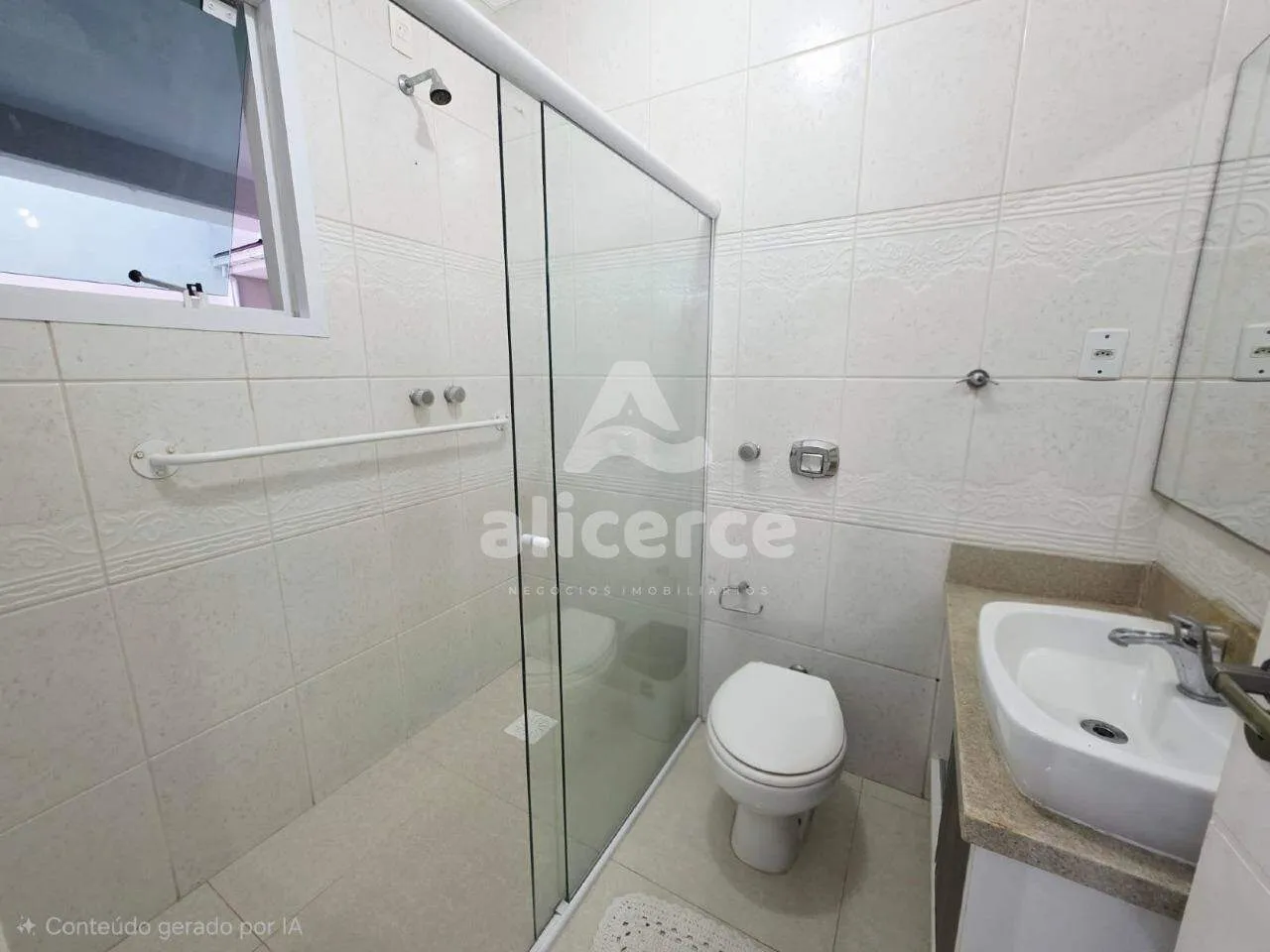 Imagem Casa Alto `Padrão a 1 quadra da Beira-Mar Continental | 3 Dormitórios I 4 Vagas de Garagens I Piscina no bairro Estreito - Florianópolis/SC
