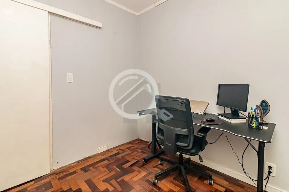 Imagem Descubra este encantador apartamento de 41m². Com dois dormitórios e piso de parquet, o imóvel of...