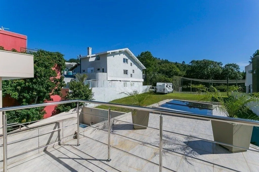 Imagem Excelente casa em condomínio com 3 suítes, piscina e 3 vagas de garagem