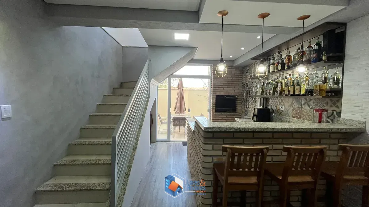 Imagem Sobrado para venda em Jardim Regina com 3 quartos, sendo 3 suítes, 183m²