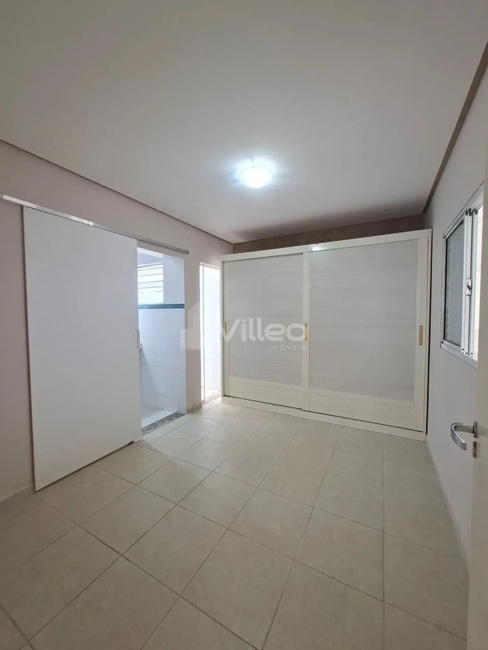 Imagem Venha conhecer e se encantar por essa confortável casa num dos condomínios mais tradicionais de So...