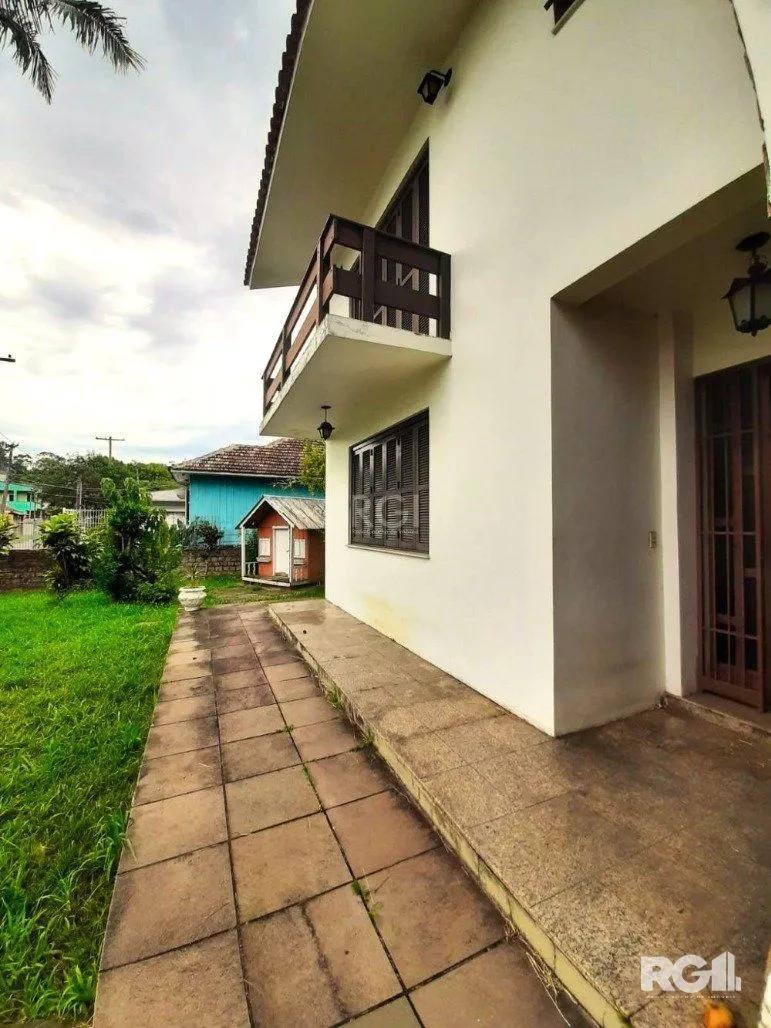 Imagem Casa com 351,60m2 de área construída em propriedade de 743m2 no Bairro Jardim Carvalho.