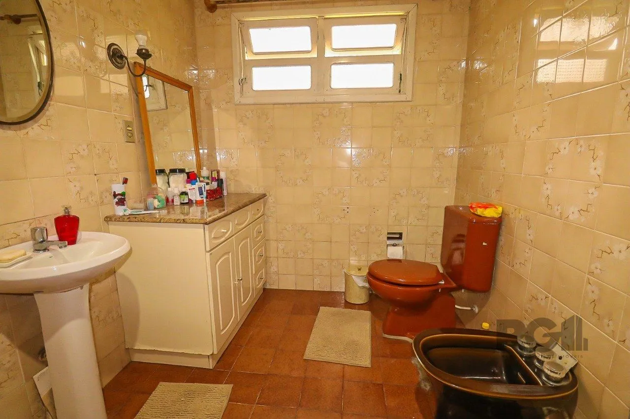 Imagem Casa com 2 quartos, vaga de garagem, churrasqueira, com 200m² privativos no centro de Esteio/RS