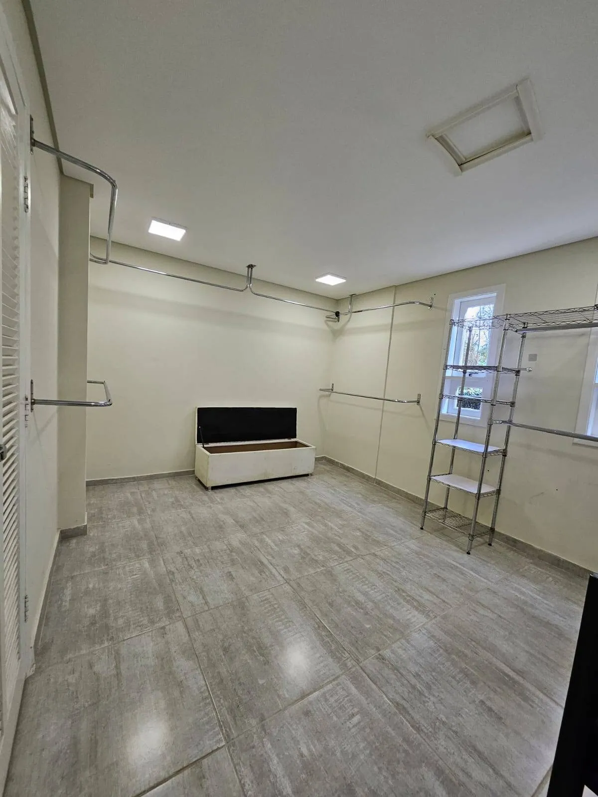 Imagem Linda Casa Nova em Higienópolis - 700m² de Terreno, 4 Suítes e Área de Lazer Completa