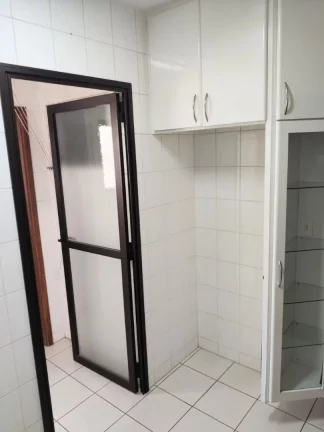 Imagem Apartamento reformado no Centro da cidade,com sala para 2 ambientes com sacada, 3 quartos com armár...